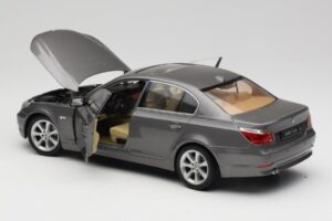 BMW 530i E60 Grey Metallic Revell 1:18 08841 Métal Moulé — image 5 sur 8