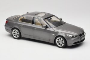 BMW 530i E60 Grey Metallic Revell 1:18 08841 Métal Moulé — image 6 sur 8