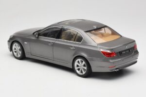 BMW 530i E60 Grey Metallic Revell 1:18 08841 Métal Moulé — image 7 sur 8