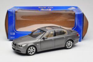BMW 530i E60 Grey Metallic Revell 1:18 08841 Métal Moulé — image 8 sur 8