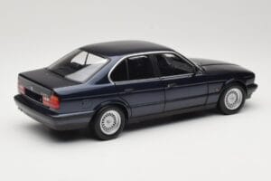 BMW 535i E34 Blue Metallic Minichamps 1:18 100024004 Métal Moulé — image 3 sur 8