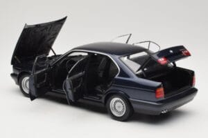 BMW 535i E34 Blue Metallic Minichamps 1:18 100024004 Métal Moulé — image 5 sur 8