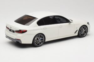 BMW 545e xDrive M-Sport G30 Blanc GT Spirit 1:18 GT496 Résine — image 2 sur 6