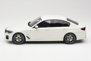 BMW 545e xDrive M-Sport G30 Blanc GT Spirit 1:18 GT496 Résine — image 3 sur 6