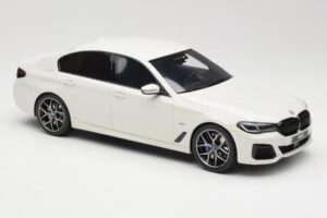 BMW 545e xDrive M-Sport G30 Blanc GT Spirit 1:18 GT496 Résine — image 4 sur 6