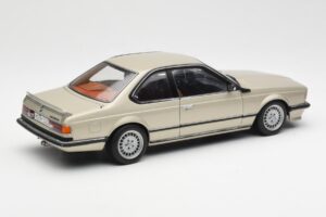 BMW 635 CSi E24 Bronzit Beige Metallic AUTOart 1:18 70523 Métal Moulé — image 3 sur 8