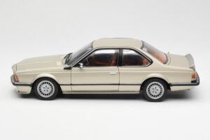 BMW 635 CSi E24 Bronzit Beige Metallic AUTOart 1:18 70523 Métal Moulé — image 4 sur 8