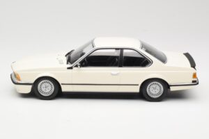 BMW 635 CSi E24 Blanc Minichamps 1:18 155028102 Métal Moulé — image 3 sur 6