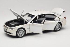 BMW 7 Series F02 760Li Brilliant White Kyosho 1:18 08783BRW Métal Moulé — image 2 sur 8