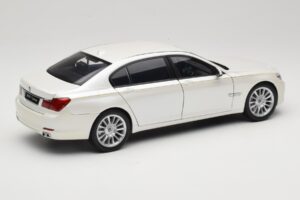 BMW 7 Series F02 760Li Brilliant White Kyosho 1:18 08783BRW Métal Moulé — image 3 sur 8