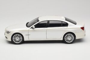 BMW 7 Series F02 760Li Brilliant White Kyosho 1:18 08783BRW Métal Moulé — image 4 sur 8