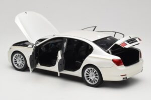 BMW 7 Series F02 760Li Brilliant White Kyosho 1:18 08783BRW Métal Moulé — image 5 sur 8