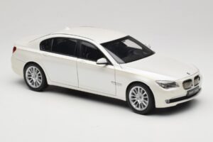 BMW 7 Series F02 760Li Brilliant White Kyosho 1:18 08783BRW Métal Moulé — image 6 sur 8