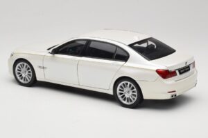 BMW 7 Series F02 760Li Brilliant White Kyosho 1:18 08783BRW Métal Moulé — image 7 sur 8