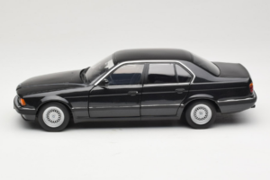 BMW 730i E32 Black Metallic Minichamps 1:18 100023002 Métal Moulé — image 4 sur 8