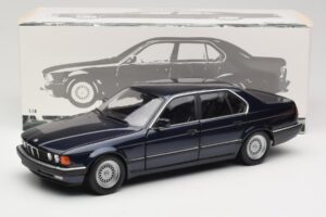 BMW 730i E32 Bleu Métallisé Minichamps 1:18 100023006 Métal Moulé — image 8 sur 8