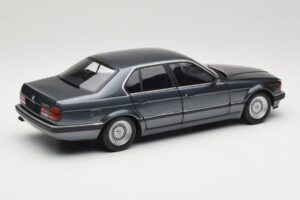 BMW 730i E32 Grey Metallic Minichamps 1:18 100023005 Métal Moulé — image 3 sur 8