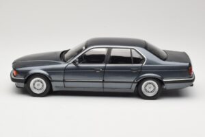 BMW 730i E32 Grey Metallic Minichamps 1:18 100023005 Métal Moulé — image 4 sur 8