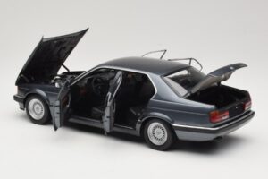 BMW 730i E32 Grey Metallic Minichamps 1:18 100023005 Métal Moulé — image 5 sur 8