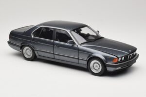 BMW 730i E32 Grey Metallic Minichamps 1:18 100023005 Métal Moulé — image 6 sur 8