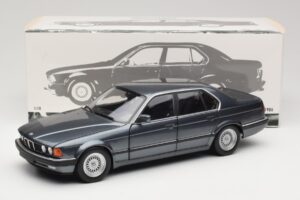 BMW 730i E32 Grey Metallic Minichamps 1:18 100023005 Métal Moulé — image 8 sur 8