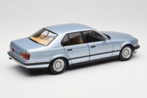 BMW 730i E32 Bleu Clair Métallisé Minichamps 1:18 100023008 Métal Moulé — image 3 sur 8