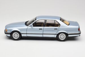 BMW 730i E32 Bleu Clair Métallisé Minichamps 1:18 100023008 Métal Moulé — image 4 sur 8