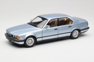 BMW 730i E32 Bleu Clair Métallisé Minichamps 1:18 100023008 Métal Moulé