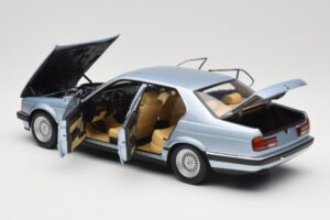 BMW 730i E32 Bleu Clair Métallisé Minichamps 1:18 100023008 Métal Moulé — image 5 sur 8