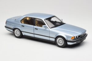BMW 730i E32 Bleu Clair Métallisé Minichamps 1:18 100023008 Métal Moulé — image 6 sur 8