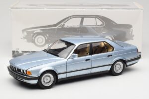 BMW 730i E32 Bleu Clair Métallisé Minichamps 1:18 100023008 Métal Moulé — image 8 sur 8