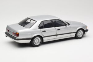 BMW 730i E32 Argent Minichamps 1:18 100023000 Métal Moulé — image 3 sur 8