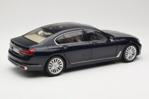 BMW 750Li F02 Imperial Blue Paragon 1:18 80432405586 Métal Moulé — image 3 sur 8