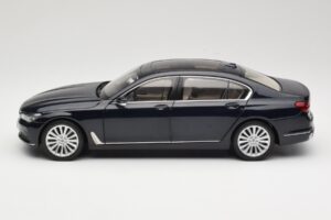 BMW 750Li F02 Imperial Blue Paragon 1:18 80432405586 Métal Moulé — image 4 sur 8
