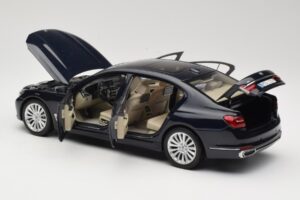BMW 750Li F02 Imperial Blue Paragon 1:18 80432405586 Métal Moulé — image 5 sur 8