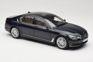 BMW 750Li F02 Imperial Blue Paragon 1:18 80432405586 Métal Moulé — image 6 sur 8
