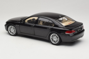 BMW 760Li E66 Individual Noir Kyosho 1:18 08573RB Métal Moulé — image 7 sur 8