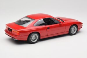 BMW 850Ci E31 Brilliant Red Revell 1:18 8827 Métal Moulé — image 3 sur 8