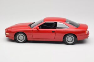 BMW 850Ci E31 Brilliant Red Revell 1:18 8827 Métal Moulé — image 4 sur 8