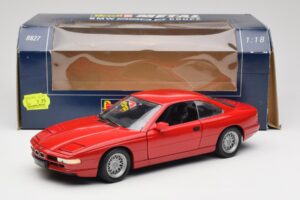 BMW 850Ci E31 Brilliant Red Revell 1:18 8827 Métal Moulé — image 8 sur 8