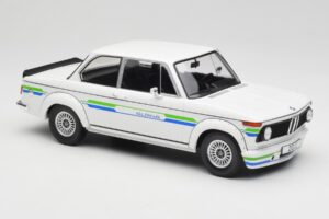 BMW Alpina 2002 E10 Turbo Blanc MCG 1:18 MCG18409-R Métal Moulé — image 4 sur 6