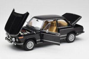 BMW 2002 L E10 Noir AUTOart 1:18 70603 Métal Moulé — image 2 sur 8