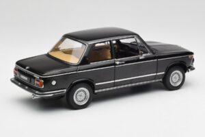 BMW 2002 L E10 Noir AUTOart 1:18 70603 Métal Moulé — image 3 sur 8
