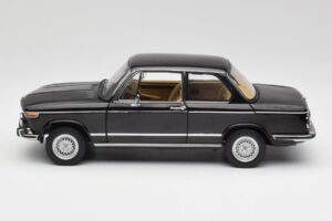 BMW 2002 L E10 Noir AUTOart 1:18 70603 Métal Moulé — image 4 sur 8