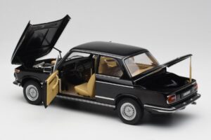 BMW 2002 L E10 Noir AUTOart 1:18 70603 Métal Moulé — image 5 sur 8