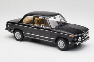 BMW 2002 L E10 Noir AUTOart 1:18 70603 Métal Moulé — image 6 sur 8