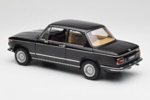 BMW 2002 L E10 Noir AUTOart 1:18 70603 Métal Moulé — image 7 sur 8