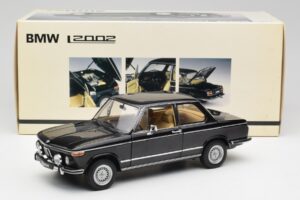 BMW 2002 L E10 Noir AUTOart 1:18 70603 Métal Moulé — image 8 sur 8