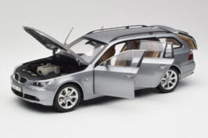 BMW 545i E61 Touring Gris Clair Kyosho 1:18 80430308414 Métal Moulé — image 2 sur 8