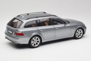 BMW 545i E61 Touring Gris Clair Kyosho 1:18 80430308414 Métal Moulé — image 3 sur 8